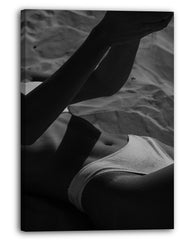 Frau am Strand - Schwarz-Weiß
