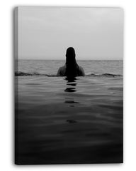 Frau im Meer - Schwarz-Weiß