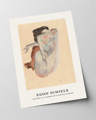 Egon Schiele - Museum-Poster I Duckender Akt in Schuhen und in schwarzen Strümpfen