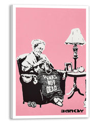 Banksy - Museum-Poster Oma strickt Pullover mit Aufschrift: "Punks Not Dead"
