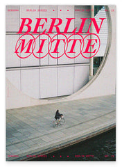 Fahrradfahrerin an der Spree in Berlin Mitte