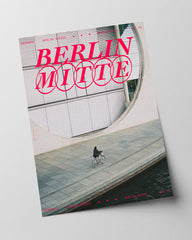 Fahrradfahrerin an der Spree in Berlin Mitte
