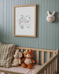 After Hover: Schlafendes Zebra, Süße Wasserfarben-Illustration in Weiß, Kinderzimmer Wanddeko