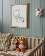 After Hover: Lächelndes Zebra, Süße Kinderzimmer Dekoration in Weiß, Wasserfarben Kunstdruck