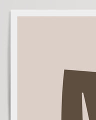 After Hover: Kinder Illustration M wie Maus, Namen- & Buchstaben Kinderzimmerdeko in Beige mit weißem Rand