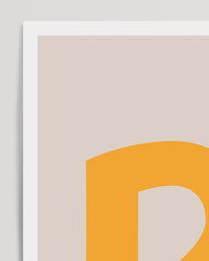 After Hover: Buchstabe R wie Rabbit, Hase Kinderzimmer Wanddekoration in Beige mit weißem Rand, Englisches ABC Lernen