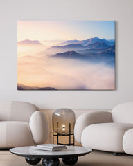 After Hover: Blaue Berge im Nebel