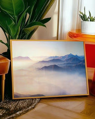 After Hover: Blaue Berge im Nebel