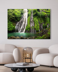 After Hover: Wasserfall im Regenwald