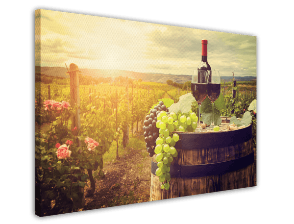 Weinverkostung im Sonnenuntergang - Rebstöcke mit Blüten