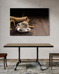 After Hover: Frischer Kaffee neben Kaffeebohnen