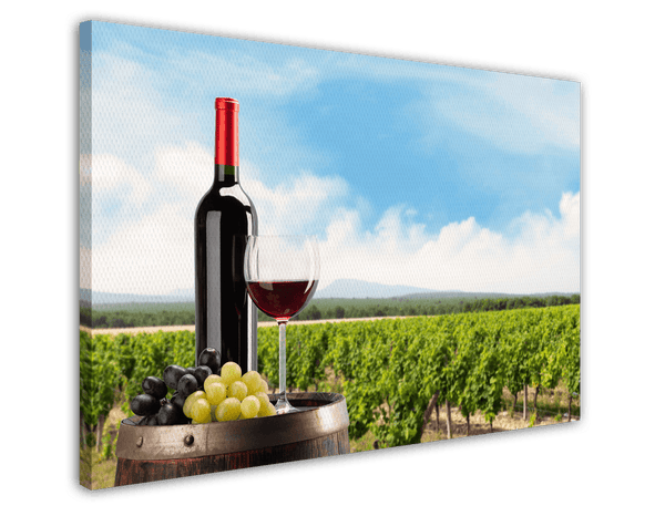 Weinflasche im Weinbaugebiet mit Trauben