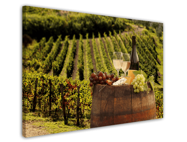 Weinflasche und Gläser im Weinbaugebiet - Idyllisches Ambiente