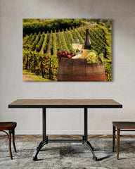 After Hover: Weinflasche und Gläser im Weinbaugebiet - Idyllisches Ambiente