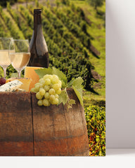 After Hover: Weinflasche und Gläser im Weinbaugebiet - Idyllisches Ambiente