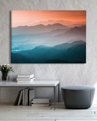 After Hover: Berge im Sonnenuntergang mit Nebel