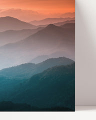 After Hover: Berge im Sonnenuntergang mit Nebel