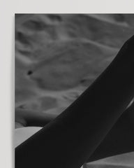 After Hover: Frau am Strand - Schwarz-Weiß