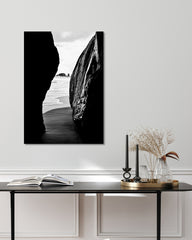 After Hover: Blick zwischen Klippen - Schwarz-Weiß