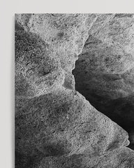 After Hover: Wasser an Klippen - Schwarz-Weiß