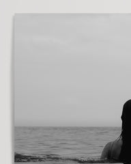 After Hover: Frau im Meer - Schwarz-Weiß