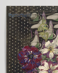 After Hover: Charles Rennie Mackintosh - Blumen-Stillleben auf dunklem Hintergrund