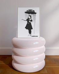 After Hover: Banksy - Museum-Poster Mädchen im Regen