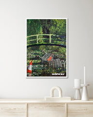 After Hover: Banksy - Museum-Poster Müll im Seerosenteich vor Japanischer Brücke - Anlehnung an Claude Monet