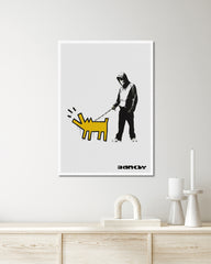 After Hover: Banksy - Museum-Poster Mann mit bellendem Hund in Anlehnung an Keith Haring