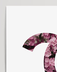 After Hover: Mode Logo mit rosa Blumen - Zitat von Coco Chanel auf Deutsch