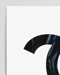 After Hover: Coco Chanel Logo mit dunklem Muster und Zitat