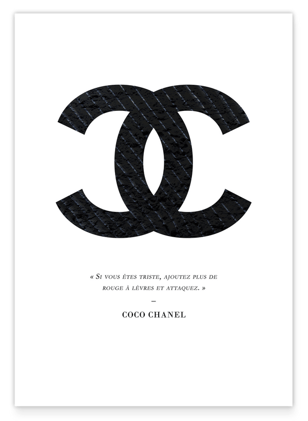 Coco Chanel Logo mit dunklen Nadelstreifen - Zitat der Mode-Ikone