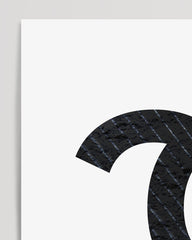 After Hover: Coco Chanel Logo mit dunklen Nadelstreifen - Zitat der Mode-Ikone