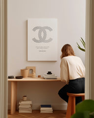 After Hover: Coco Chanel Zitat - Mode Label Weiß mit Nadelstreifen
