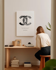 After Hover: Logo von Coco Chanel - Metallic Muster mit Zitat