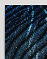 After Hover: Vogue - Mode - Dunkles Muster im Sand