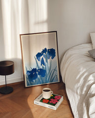 After Hover: Ohara Koson - Blaue Iris Blumen auf der Wiese