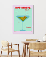 After Hover: Kreuzberg Berlin mit Martini Cocktail in Türkis