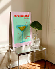 After Hover: Kreuzberg Berlin mit Martini Cocktail in Türkis