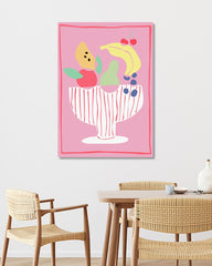 After Hover: Abstrakter Obstbecher mit bunten Früchten