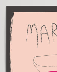 After Hover: Martini Cocktail auf gelber Decke