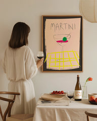 After Hover: Martini Cocktail auf gelber Decke