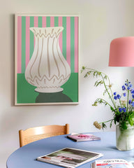 After Hover: Abstrakte Vase mit weißen Streifen