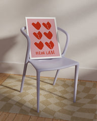 After Hover: Mehr Liebe - Herzen auf rosa Hintergrund