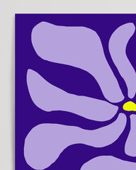 After Hover: Retro Blumen Muster in Violett