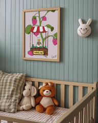 After Hover: Biene verkauft Himbeer-Marmelade - Süße Tierzeichnung für das Kinderzimmer