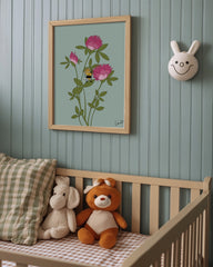 After Hover: Biene untersucht Rotklee - Süße Tier-Illustration für Kinder