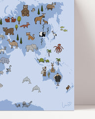 After Hover: Weltkarte mit Tieren für das Kinderzimmer in Blau