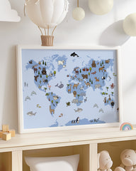 After Hover: Weltkarte mit Tieren für das Kinderzimmer in Blau