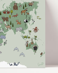 After Hover: Weltkarte mit Tieren in Grün - Spielerisch lernen im Kinderzimmer